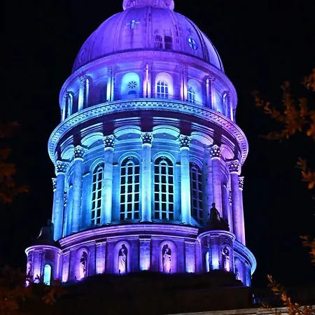 Avec Animaux Et Salle De Jeux *